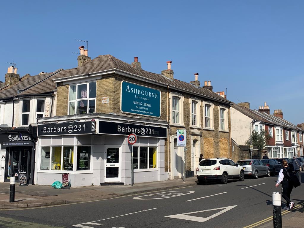 Lot: 124 - FREEHOLD SHOP AND FLAT WITH LAPSED PLANNING FOR A FURTHER FLAT - 
